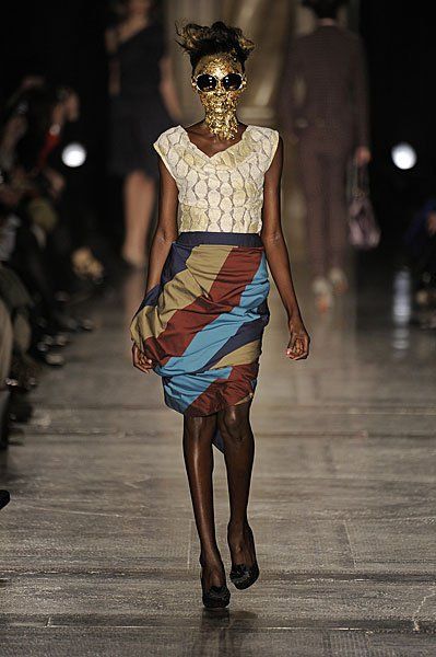 Vivienne Westwood nu se dezminte: colectia de toamna-iarna 2011, excentrica si nonconformista