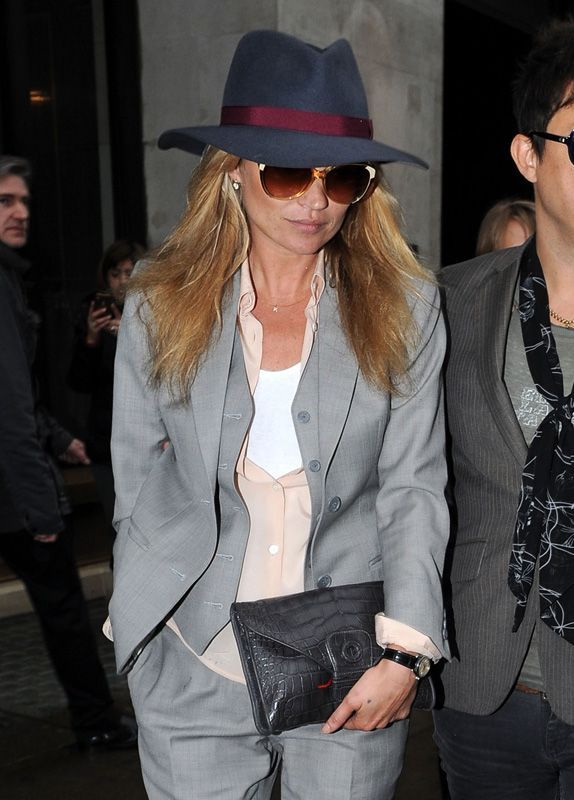 Kate Moss te invata cum sa porti un costum si sa fii sexy intr-o tinuta masculina