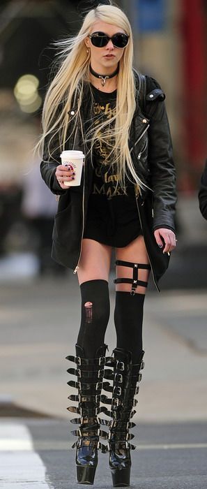 FASHION POLICE! Taylor Momsen - fara pantaloni pe strada!