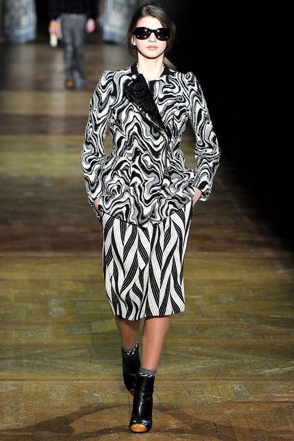 Paris Fashion Week: Dries Van Noten - colectie retro in tonuri alb - negru VIDEO