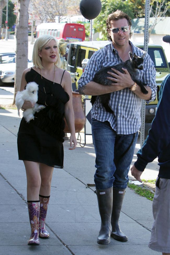 Tori Spelling, cu gaina la plimbare. Si ce gaina!