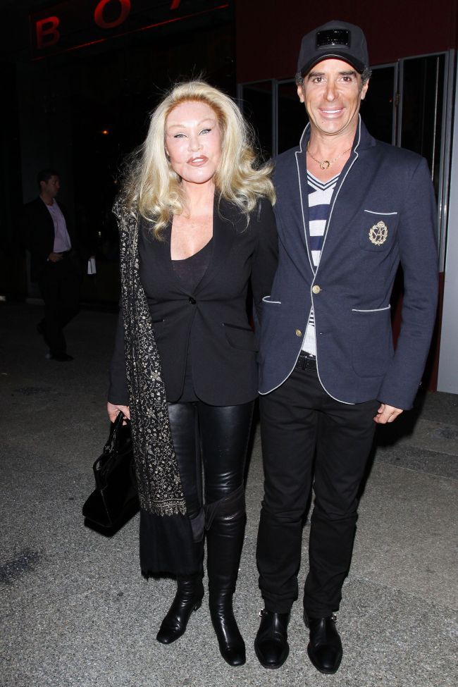 Jocelyn Wildenstein, femeia distrusa de operatii estetice, si-a aratat din nou fata in public! FOTO