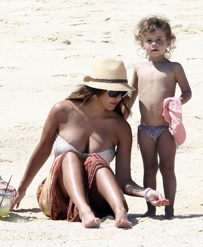 Jessica Alba - mamica perfecta! Arata impecabil, desi e insarcinata in 6 luni