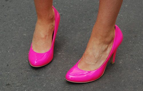 Look-ul zilei: Elena Gheorghe, intr-o tinuta chic de zi, cu accesorii neon