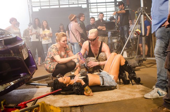Sexy si tatuata, Inna repara masini in noul ei videoclip