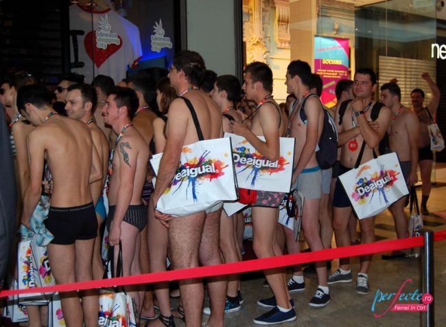 Lipsiti de inhibitii: s-au dezbracat la mall ca sa primeasca haine gratis!