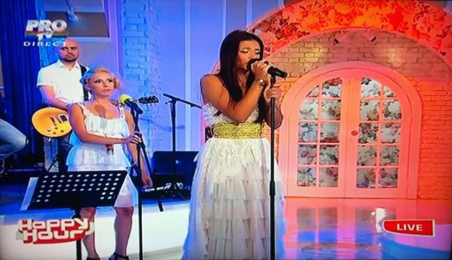 Look-ul zilei: Antonia intr-o rochie alba Manoush!
