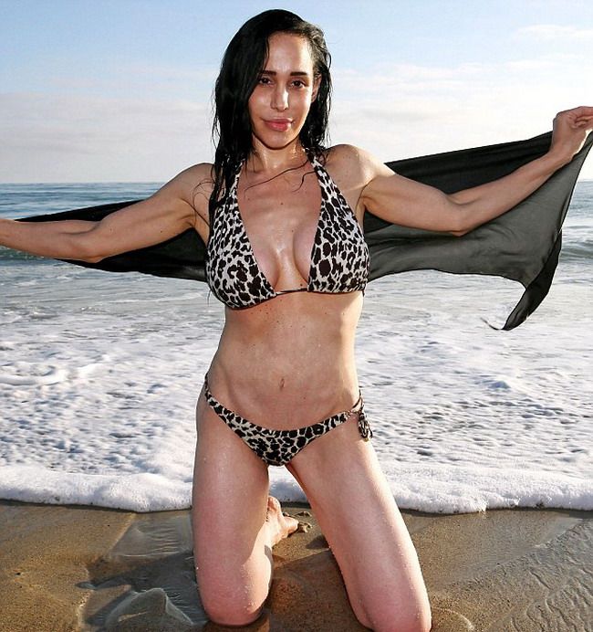 Octomama Nadya Suleman, in costum de baie dupa ce a nascut in total 14 copii!