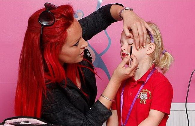 Mame exagerate, copii victime: fetite de numai 3 ani, machiate, pensate, coafate si tatuate