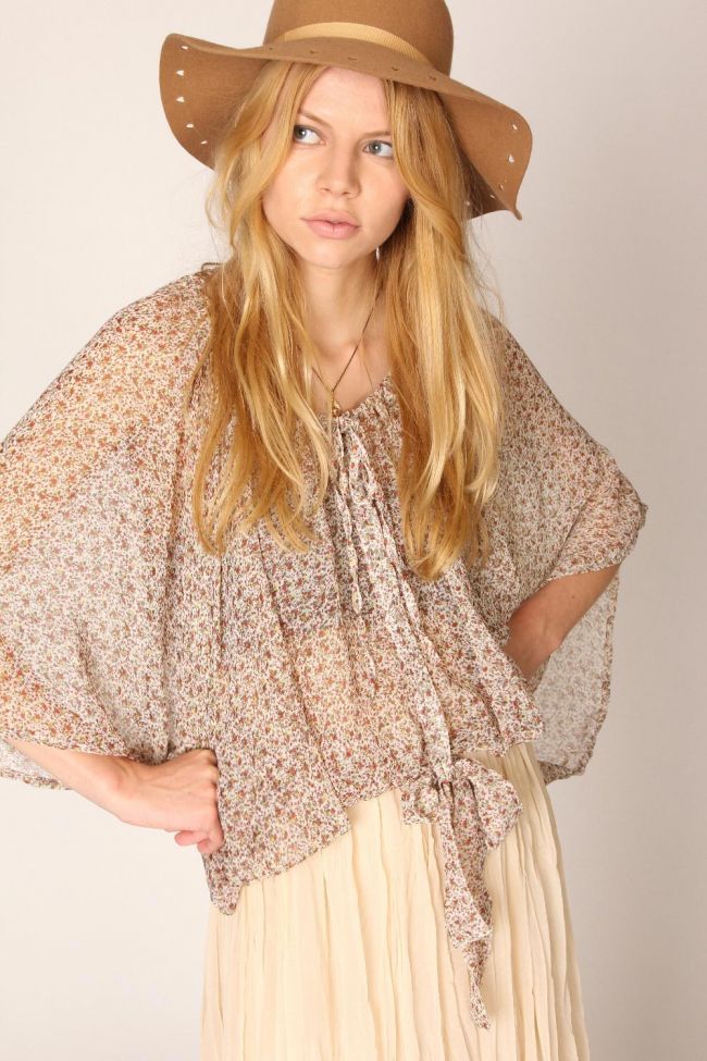 Stilul tribal, o alegere sexy pentru vara. Vezi care sunt piesele-cheie recomandate de Boohoo.com