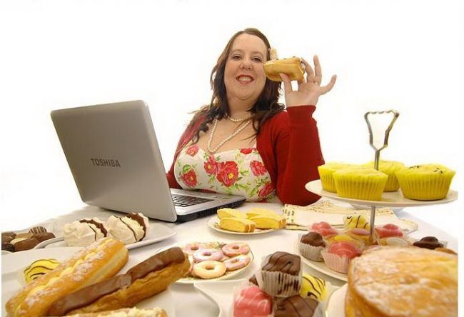 Poveste socanta: se indoapa live pe internet ca sa stranga bani pentru o operatie prin care sa slabeasca!&nbsp;