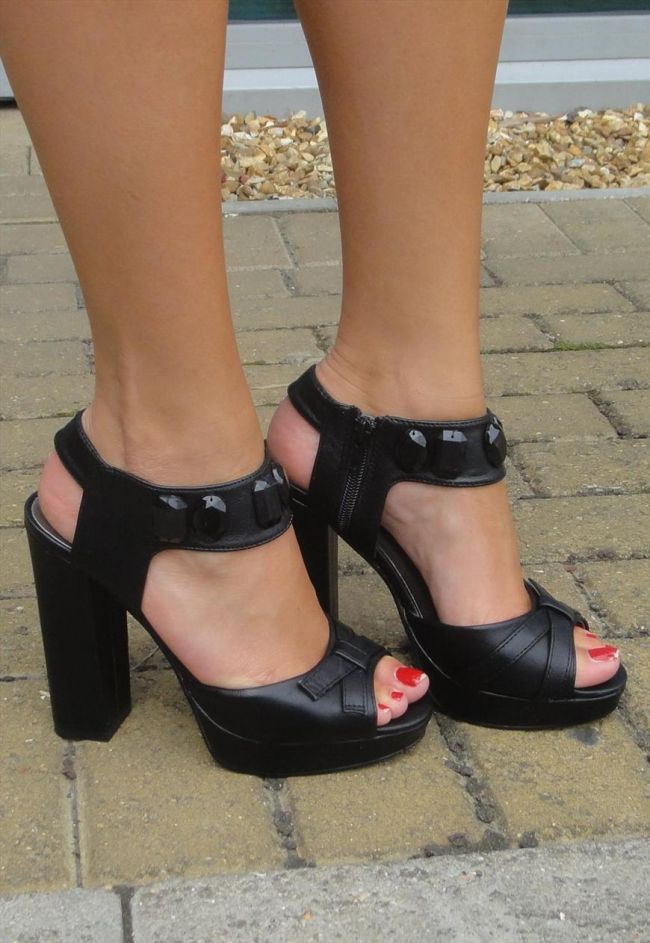SHOPPING ALERT! Sandale care te scot din anonimat, la preturi incredibil de mici