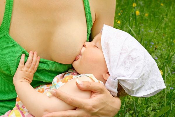 Miranda Kerr vrea sa-si alapteze bebelusul cat mai mult. Top 7 mamici celebre care si-au hranit copiii la san