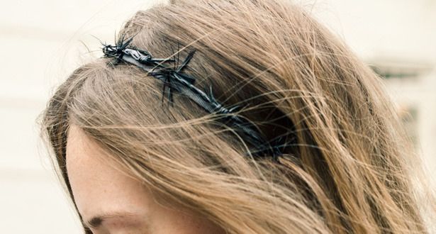 Accesoriu excentric: cununa ca a lui Iisus, pe post de bijuterie de par