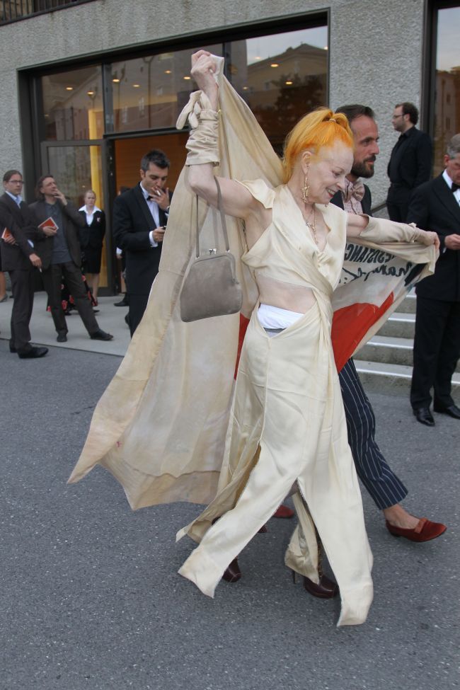 Designer, la categoria PROST IMBRACAT? Se poate! Uite cum a defilat Vivienne Westwood pe covorul rosu!