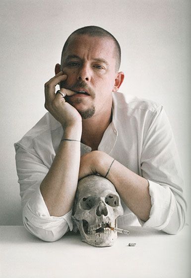 Fa o tura prin cea mai vizitata expozitie de moda din ultimii 141 de ani: Alexander McQueen, Savage Beauty