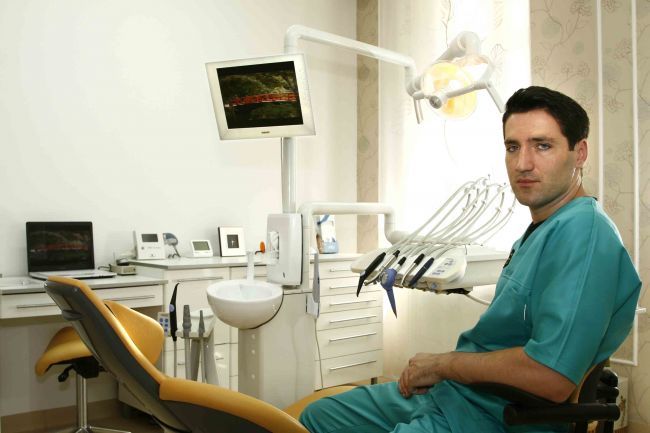 De la manechin pentru Botezatu, la dentist pentru vedete. Iata cine schimba zambetele din showbiz!&nbsp;