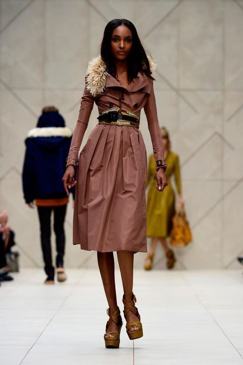 Burberry Prorsum a adus natura la viata in cadrul Saptamanii modei de la Londra. Vezi colectia de primavara-vara 2012
