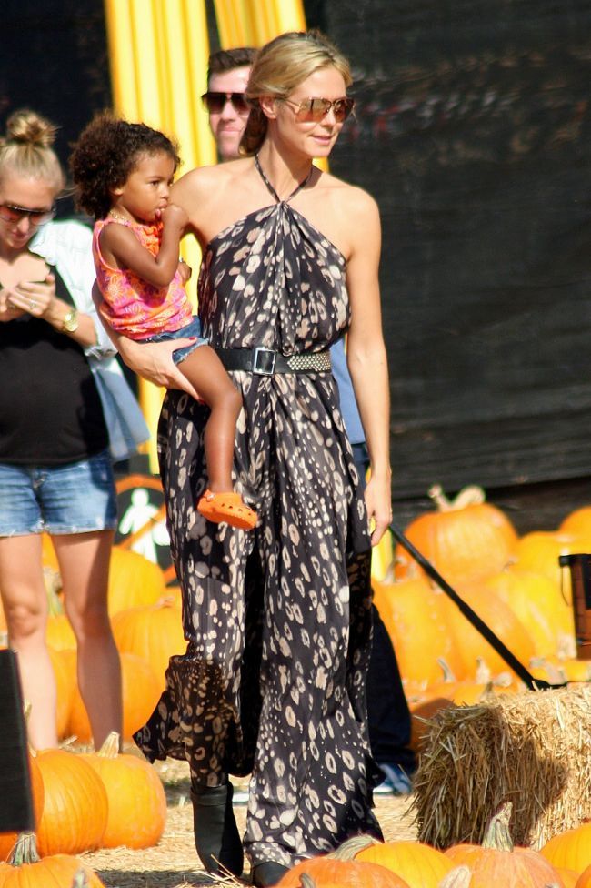 Ingerasii de la Victoria&rsquo;s Secret - mamici full time in timpul liber. Vezi cum isi distreaza copiii de Halloween!