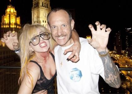 Poza zilei: Beyonce, cu ochelarii fotografului Terry Richardson. Vezi ce alte vedete au pozat in postura de tocilare