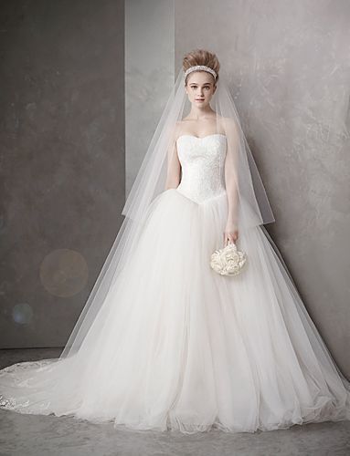 Vera Wang, la a doua colectie de rochii de mireasa pentru David s Bridal. Preturi intre 500 si 1500 dolari, modele spectaculoase