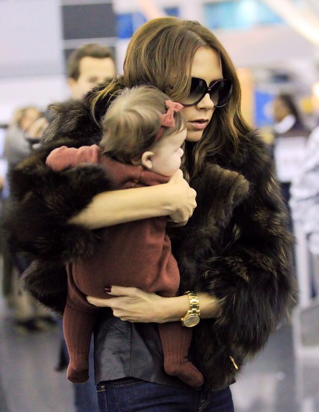 Victoria Beckham se lupta cu paparazzi pe tocuri de peste 10 centimetri si cu micuta Harper in brate VIDEO