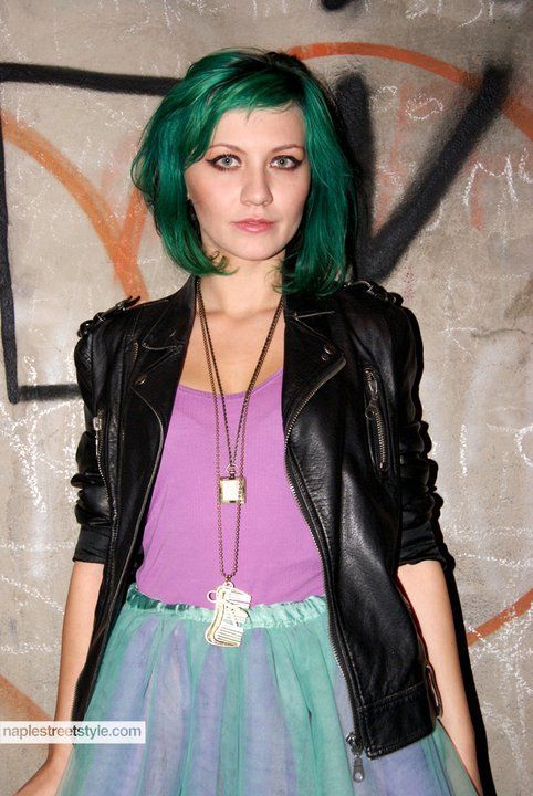 Andreea Lupescu, femeia care la 24 de ani le face pe toate. Cum se impaca parul verde si muzica indie cu meseria de profesor