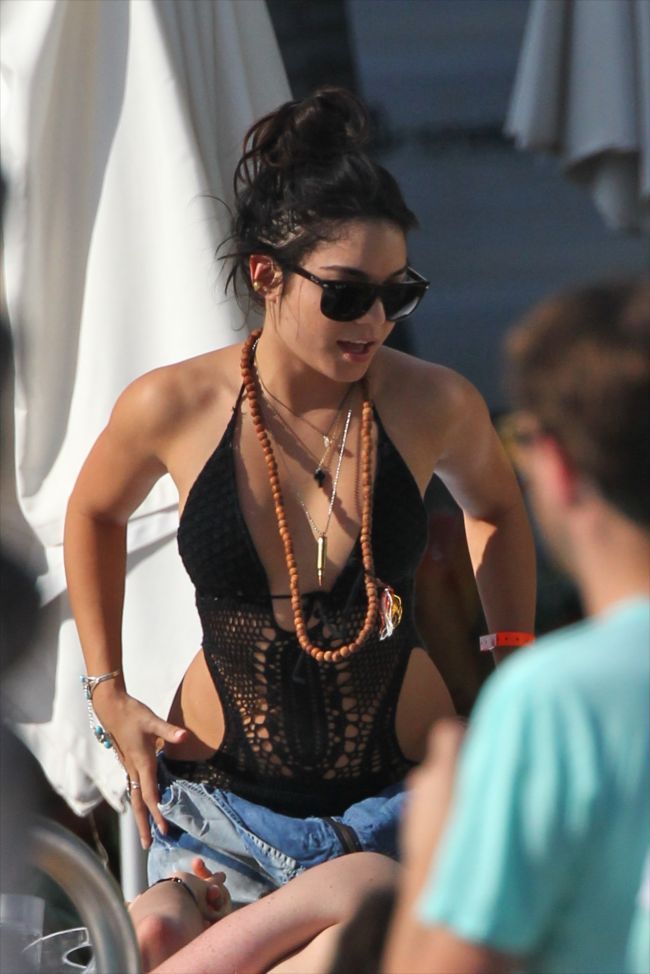 Fara pudoare, in public &ndash; Vanessa Hudgens si iubitul ei nu-si pot lua mainile unul de pe celalalt