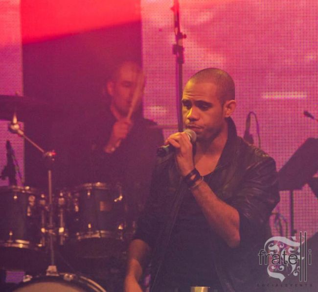 Chris Brown de Romania, Anthony Icuagu, a innebunit fetele intr-un club cu piesa Use Somebody VIDEO