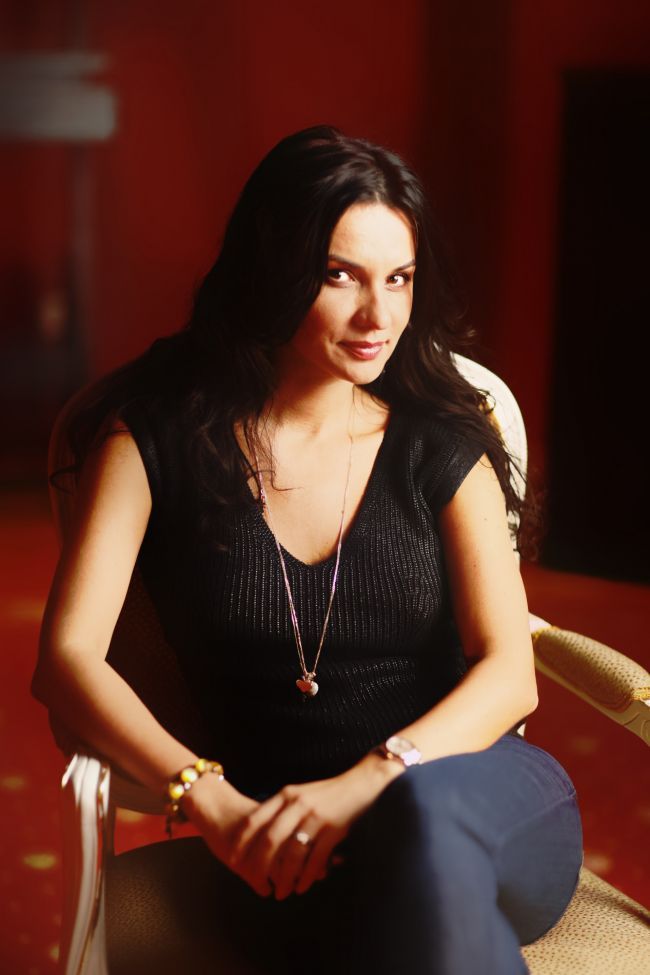 Mirela Stelea si-a lansat noua colectie Asmara. Iti place?