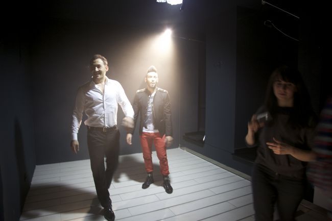 Stefan Stan, in ipostaze fierbinti cu o tanara sexy. Imaginea care le-a intristat pe fanele cantaretului