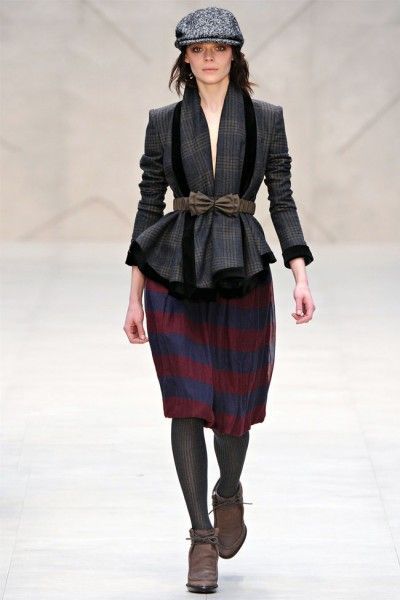 Burberry, un show spectaculos si o colectie extrem de feminina pentru sezonul toamna-iarna 2012. FOTO si VIDEO