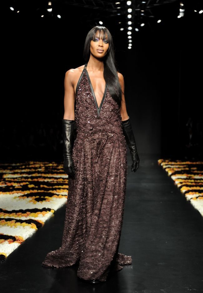 La 41 de ani este inca preferata marilor designeri. Supermodelul care arata la fel de spectaculos pe catwalk ca la 18 ani