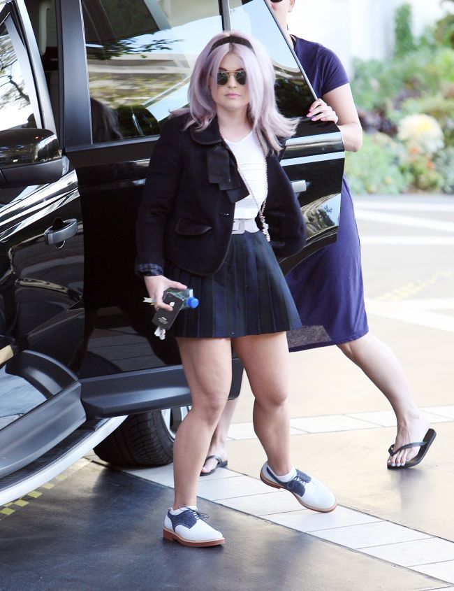 In revista arata ca un model, in realitate ia proportii. Adevarata silueta a lui Kelly Osbourne