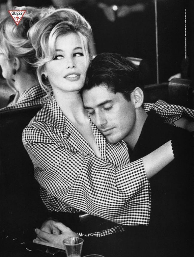 Priveste cu atentie urmatoarele imagini cu Claudia Schiffer. N-o sa banuiesti ce adevar socant se ascunde in spatele lor