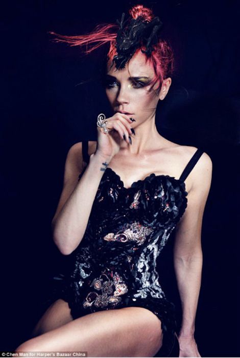Victoria Beckham, uratita in Harper s Bazaar China. O mai recunosti?