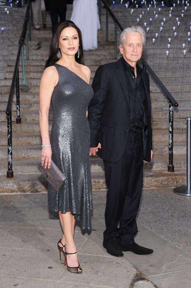 Catherine Zeta Jones da clasa femeilor cu 20 de ani mai tinere! A stralucit pe covorul rosu intr-o rochie foarte mulata FOTO