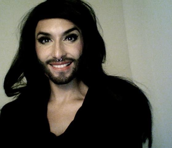 E sexy, are un corp de vis, o voce de aur si o barba stufoasa! Afla secretul socant pe care il ascunde cea mai ciudata cantareata