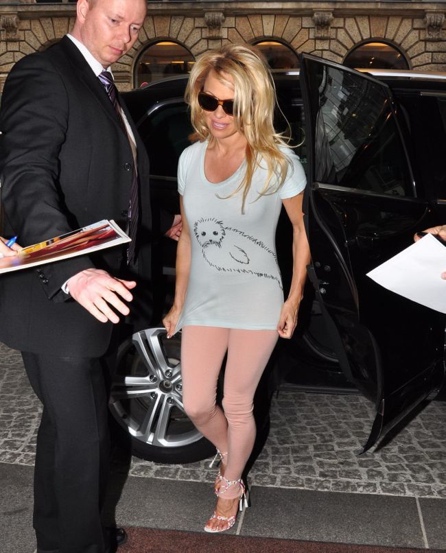 Pamela Anderson, doar in tricou si sandale in public? Vezi pantalonii invizibili cu care s-a afisat actrita