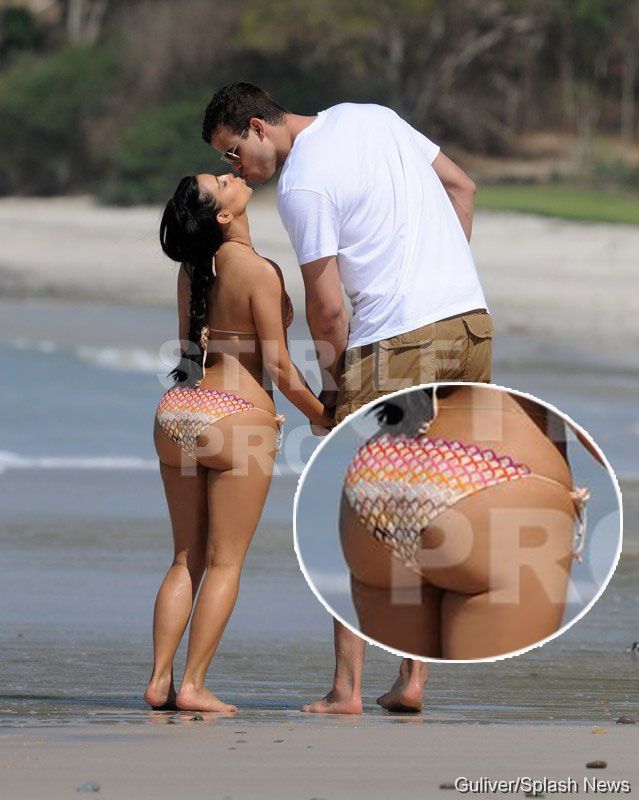 Femeile zic ca e grasa, barbatii o doresc cu disperare. Cele mai tari aparitii ale lui Kim Kardashian in costum de baie