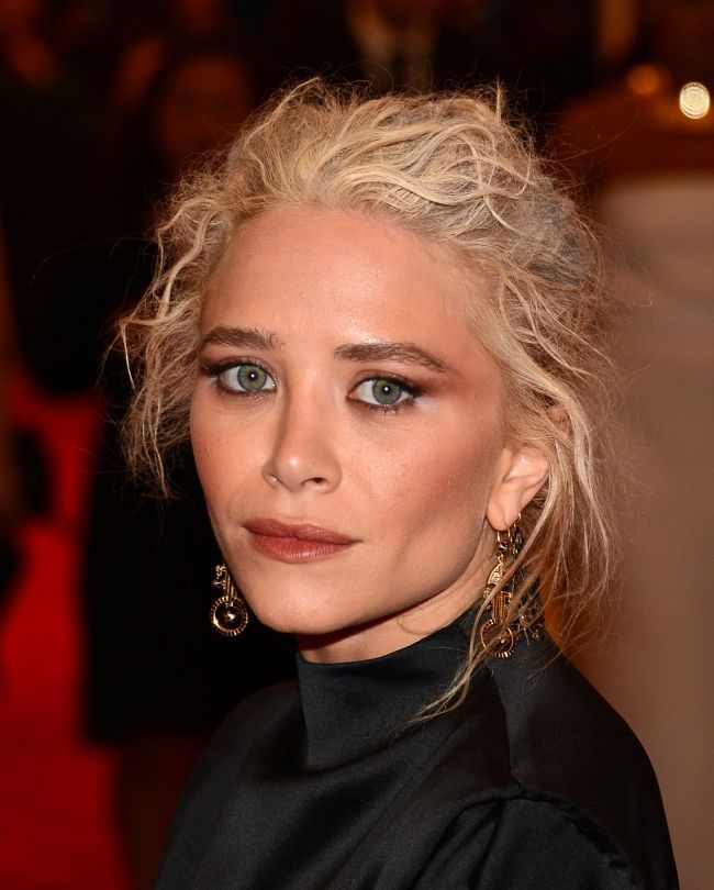 Are 25 de ani, dar coafura si rochia o fac sa para de 65. Mary-Kate Olsen a avut o aparitie bizara pe covorul rosu