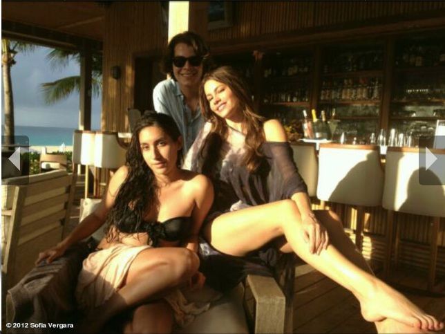 Sofia Vergara isi vindeca inima franta intr-o pereche de bikini, pe o insula exotica GALERIE FOTO