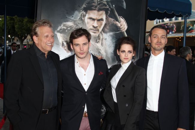 Kristen Stewart, aparitie androgina pe covorul rosu. Hit sau miss?