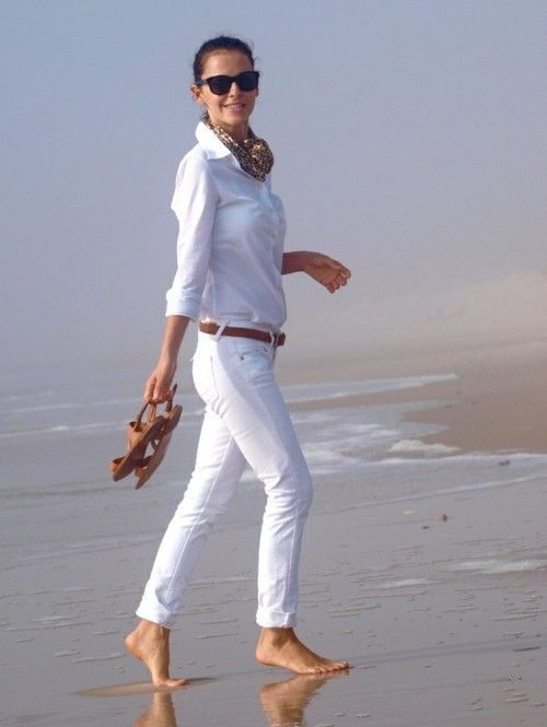 10 moduri in care poti purta jeansii albi. Inspira-te din tinutele fashionistelor de pe Pinterest