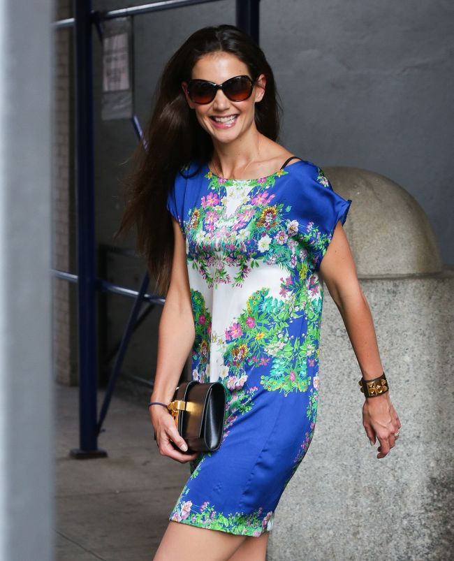 In sfarsit! Katie Holmes, o aparitie reusita in public: a impresionat cu un look fresh si o rochie cu imprimeu floral