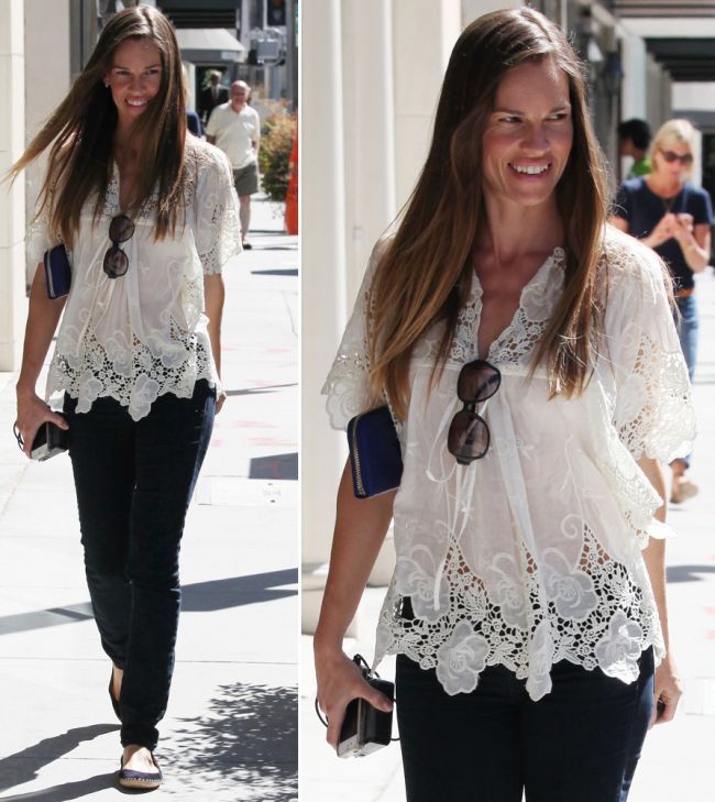 Hilary Swank arata ca o adolescenta la 38 de ani, intr-o ie si o pereche de skinny jeans
