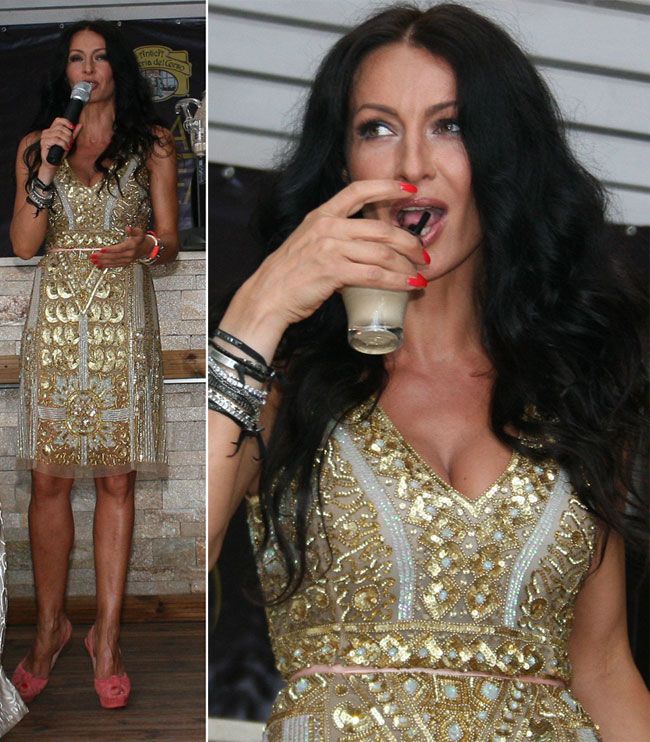 Mihaela Radulescu, aparitie sexy intr-o rochie aurie. Vezi cum se mentine in forma pe timp de vara