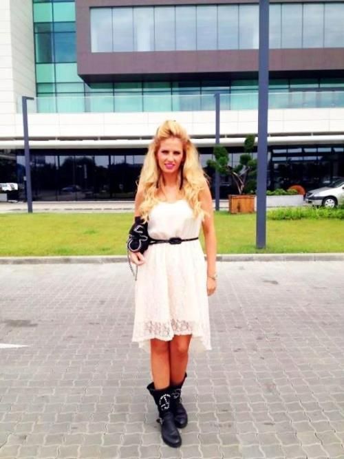Andra si Andreea Banica in tinute asemenatoare. Cui ii sta mai bine in rochie alba de dantela?