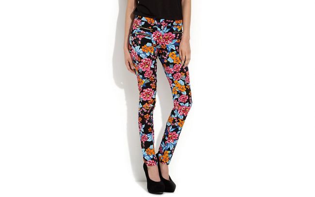Stacy Keibler recomanda pantalonii mulati cu imprimeu floral. Vezi de unde iti poti cumpara si tu la cele mai bune preturi