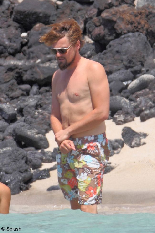 Frumoasa si Bestia. Leonardo di Caprio, imbatranit si neingrijit, a iesit la plaja cu iubita supermodel&nbsp;
